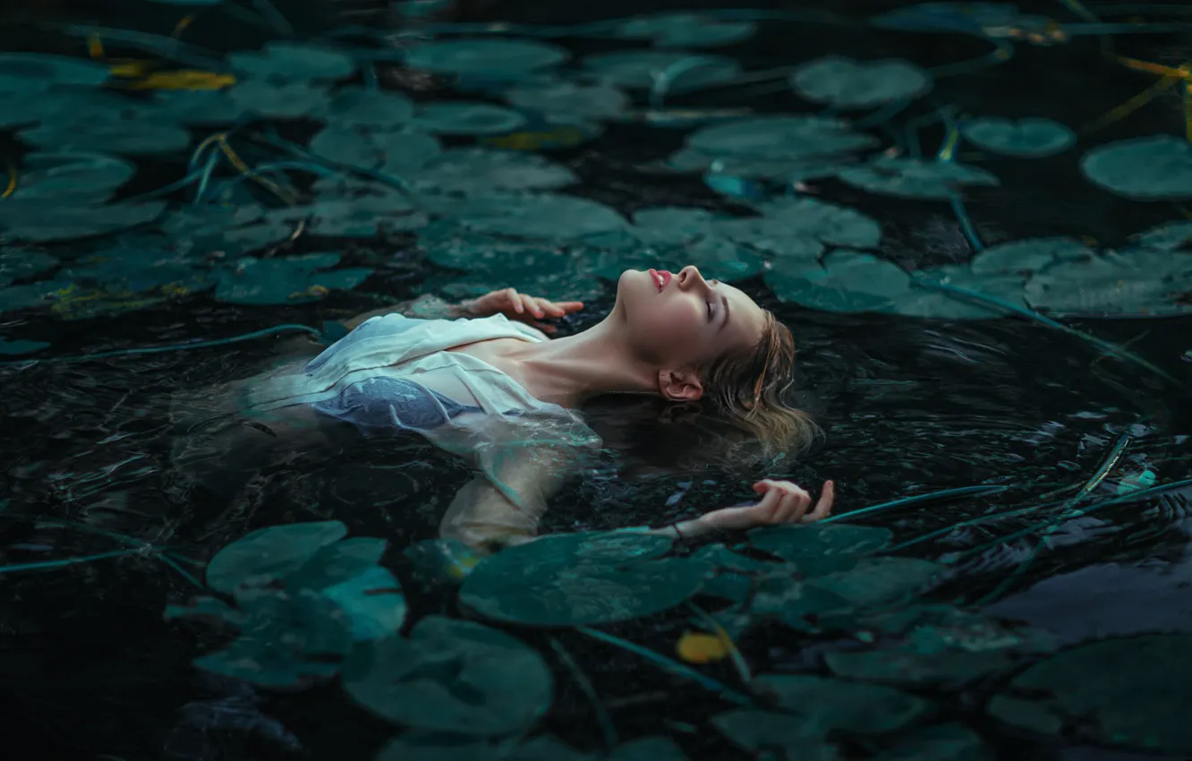 Фото обои листья, вода, девушка, озеро, пруд, ситуация, Павел Мыльников, Мария Савицкая