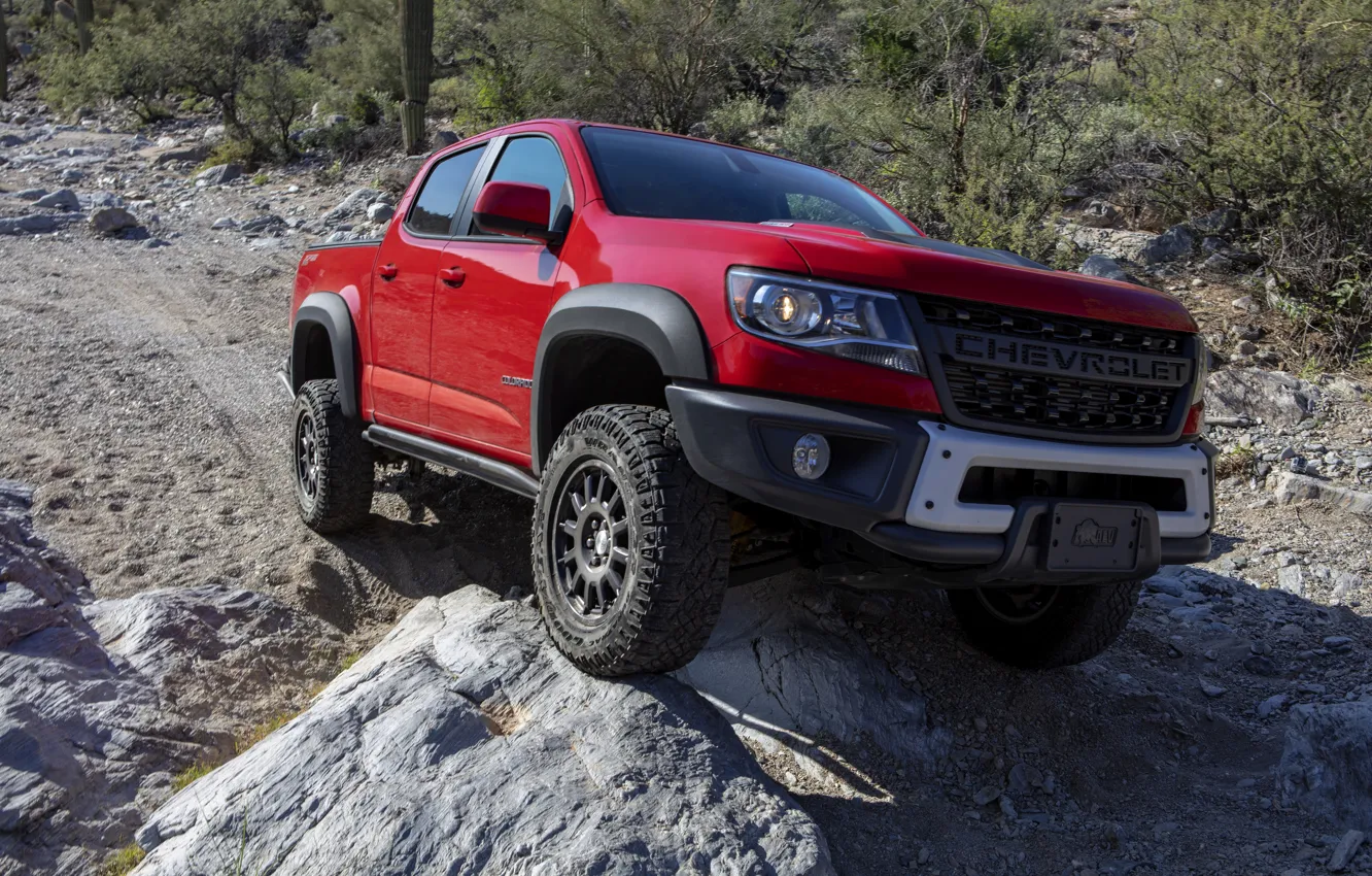 Фото обои красный, камни, Chevrolet, капот, пикап, Colorado, 2019, ZR2 Bison