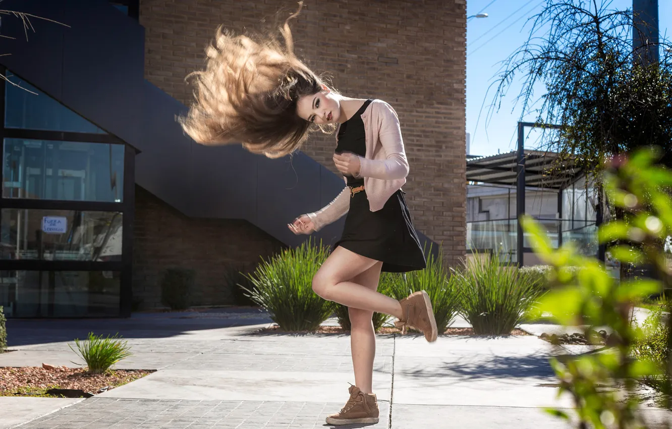 Фото обои взгляд, девушка, солнце, поза, волосы, ножки, Fernanda Irigoyen