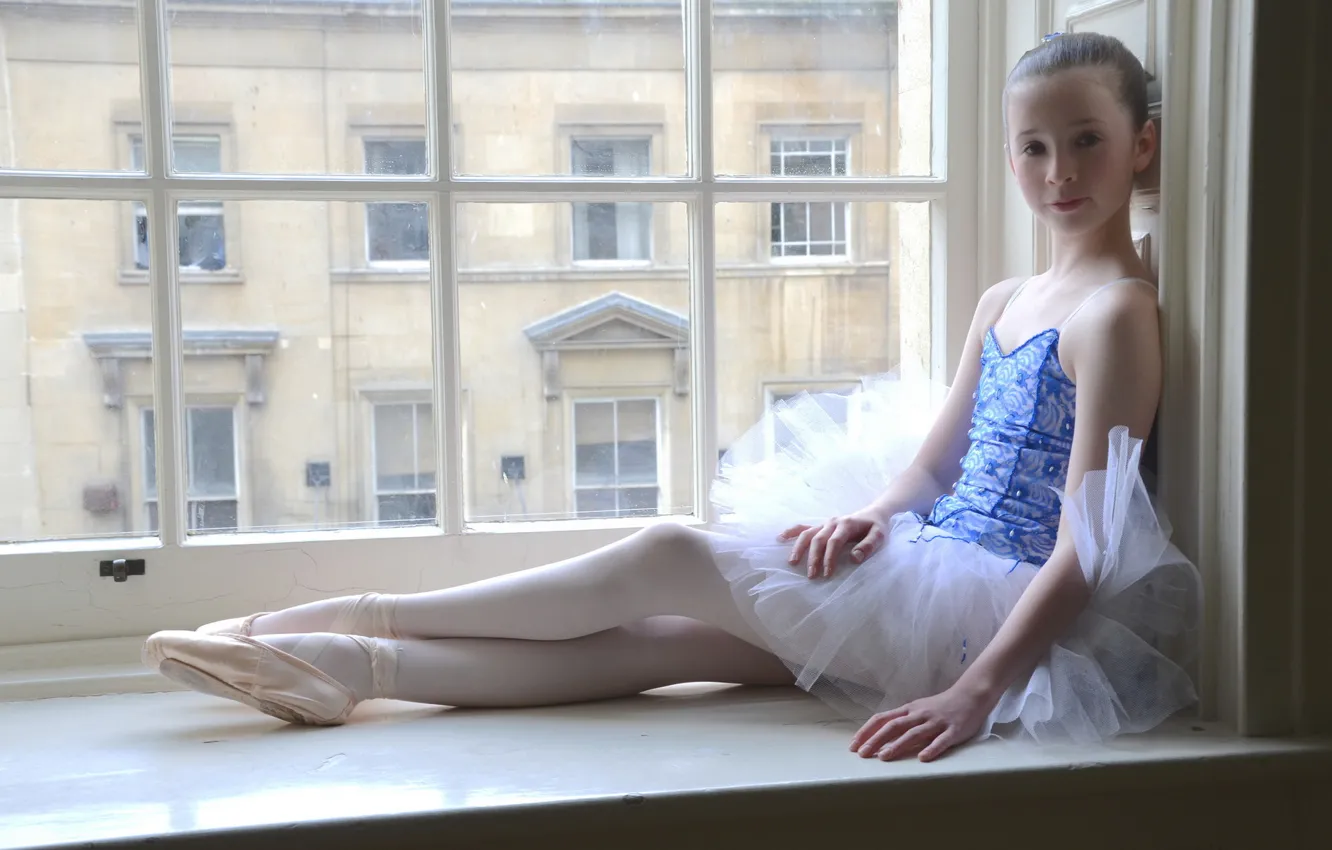 Фото обои окно, девочка, балерина