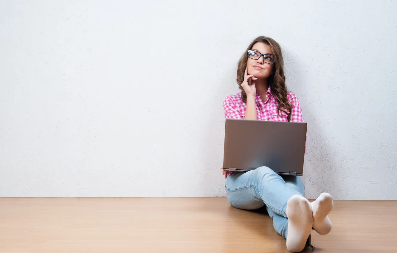 Фото обои girl, glasses, laptop, thinking