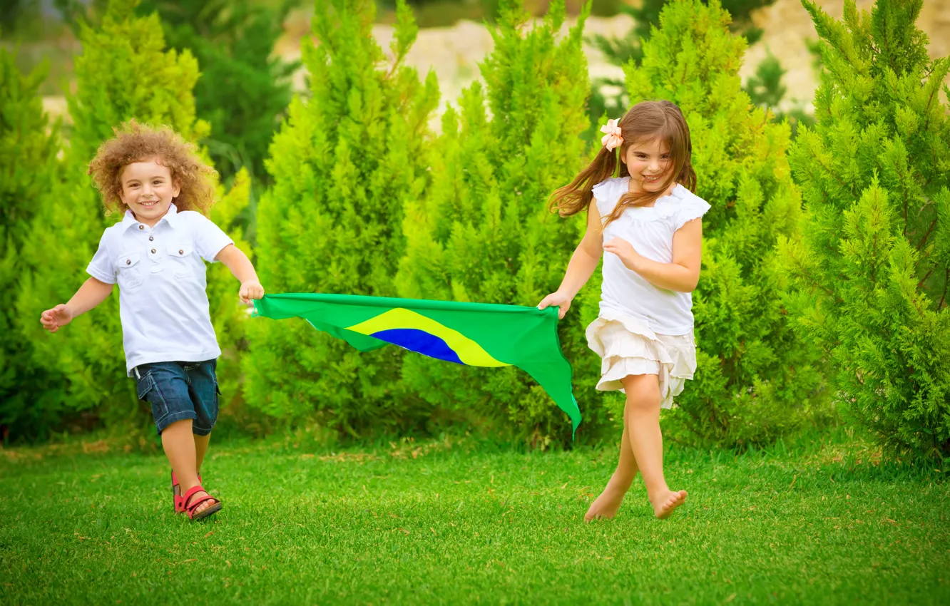 Фото обои лето, футбол, мальчик, флаг, бег, девочка