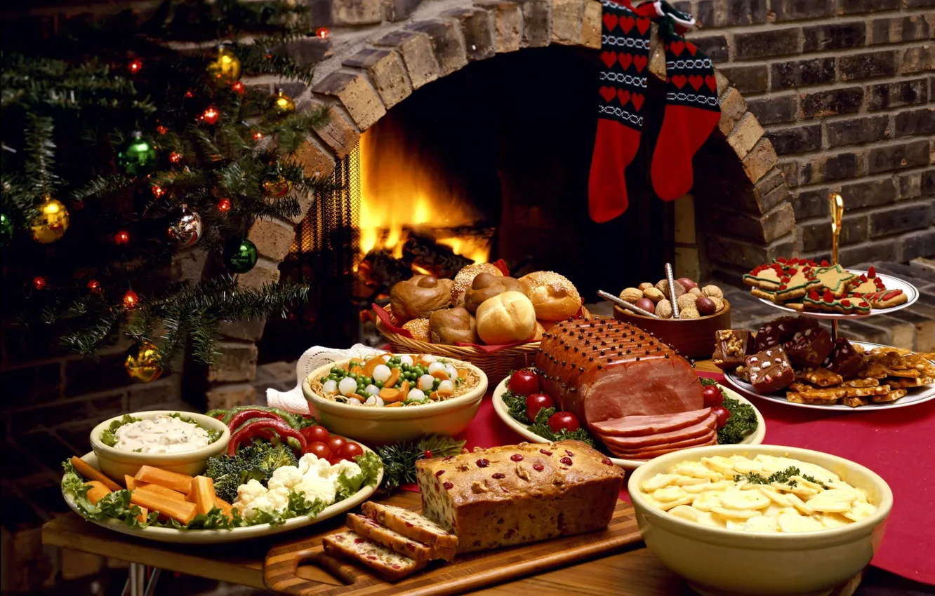 Фото обои елка, новый год, еда, мясо, носки, камин, блюда, праздничный стол