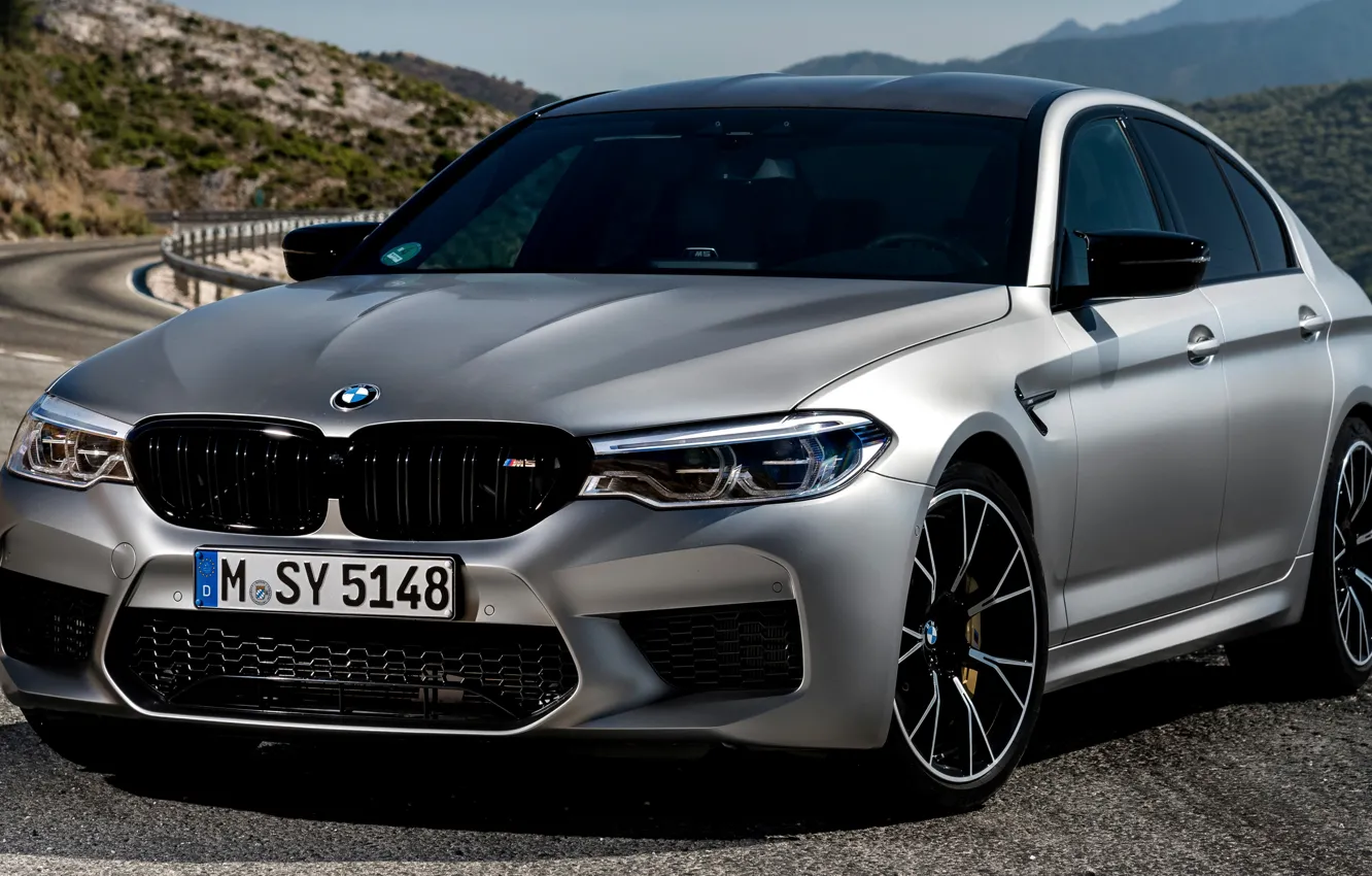 Фото обои серый, BMW, ограждение, седан, горная дорога, 4x4, 2018, четырёхдверный