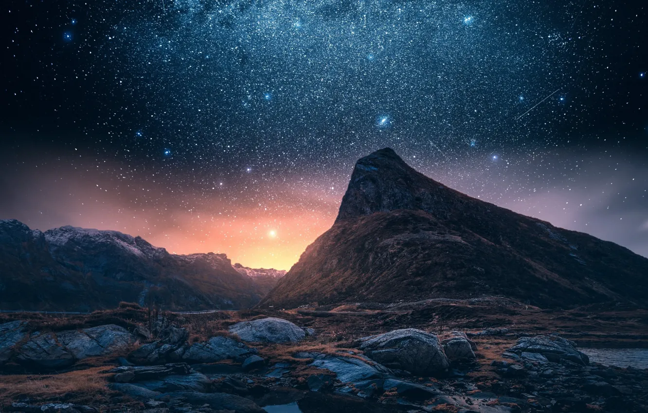 Фото обои небо, звезды, горы, ночь, скалы, гора