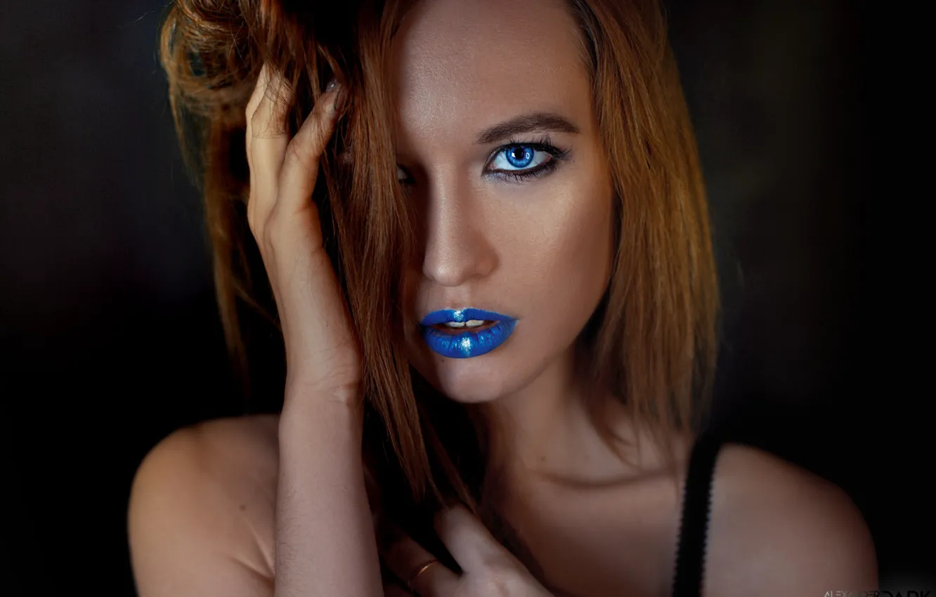 Фото обои взгляд, лицо, волосы, рука, портрет, Дарья Близнякова, Alexander Drobkov-Dark, голубая помада