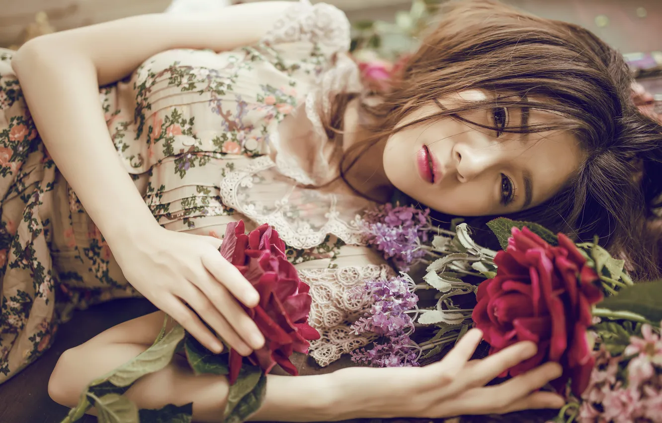 Фото обои взгляд, девушка, цветы, настроение