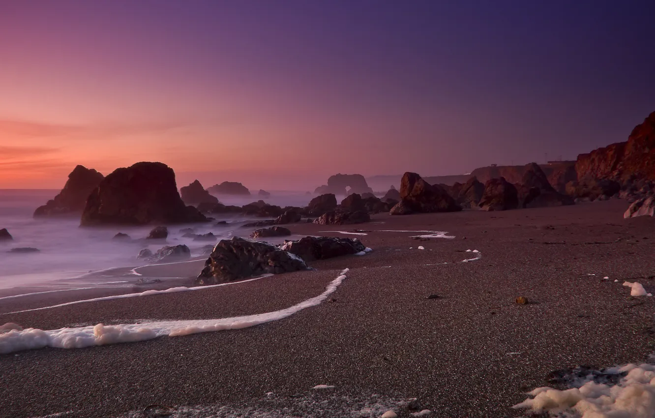 Фото обои песок, море, пляж, фиолетовый, небо, закат, камни, морская пена