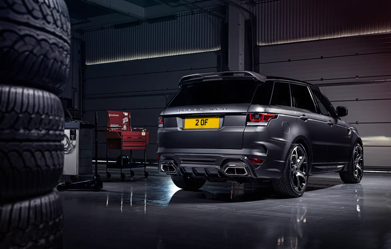 Фото обои гараж, покрышки, шины, Range Rover, вид сзади, Sport, Overfinch