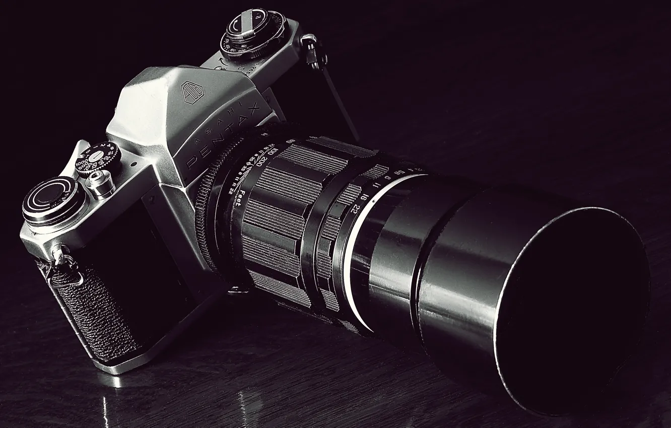 Фото обои отражение, фотоаппарат, зеркальный, тёмный фон, с постоянным фокусным расстоянием 200мм, Pentax SV, светосильный объектив, Komura …