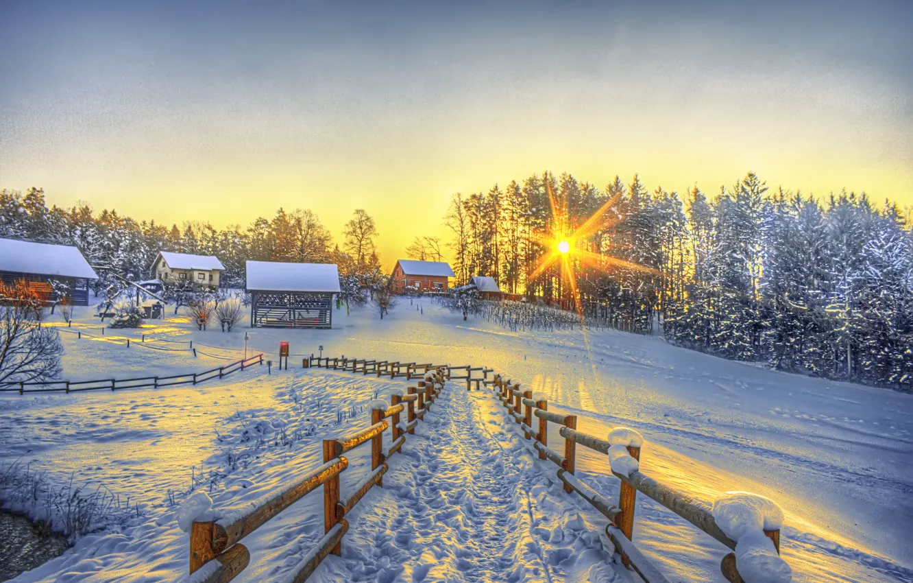 Фото обои зима, солнце, снег, забор, дома, тропа, деревня, hdr