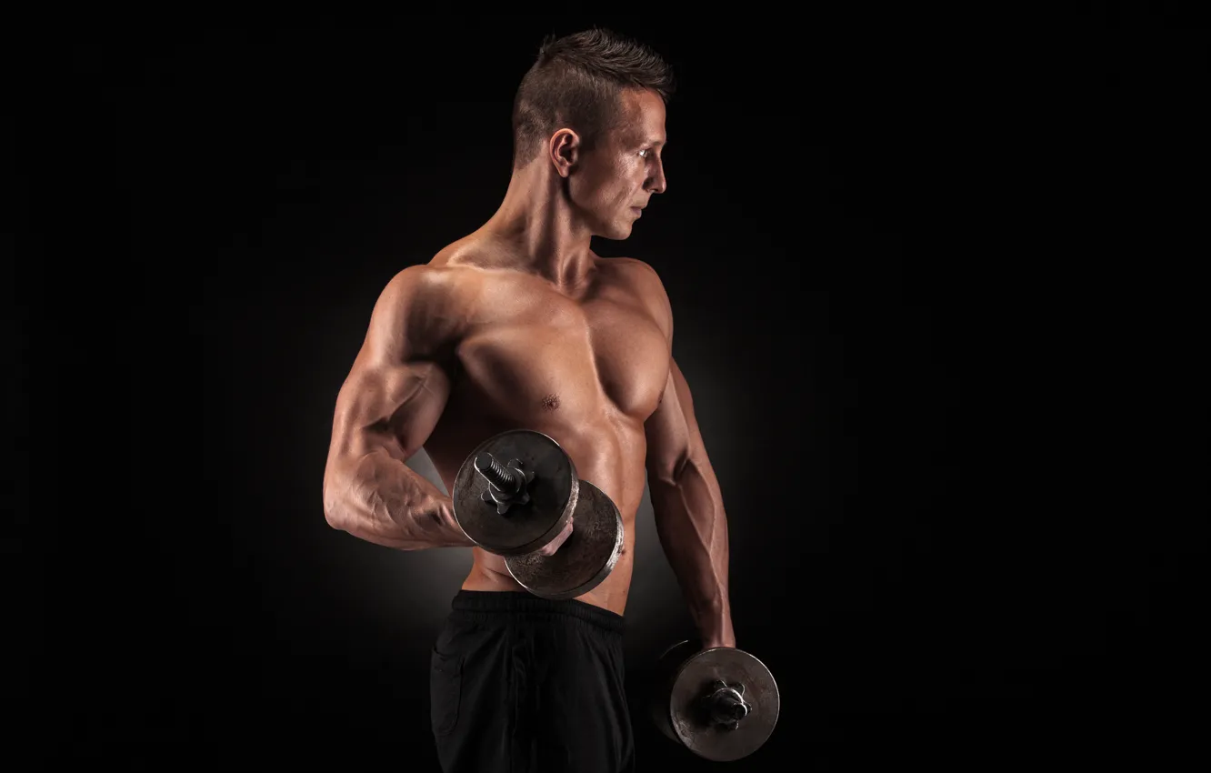 Фото обои поза, muscle, мышцы, фон black, тренировка, атлет, гантели, бицепс