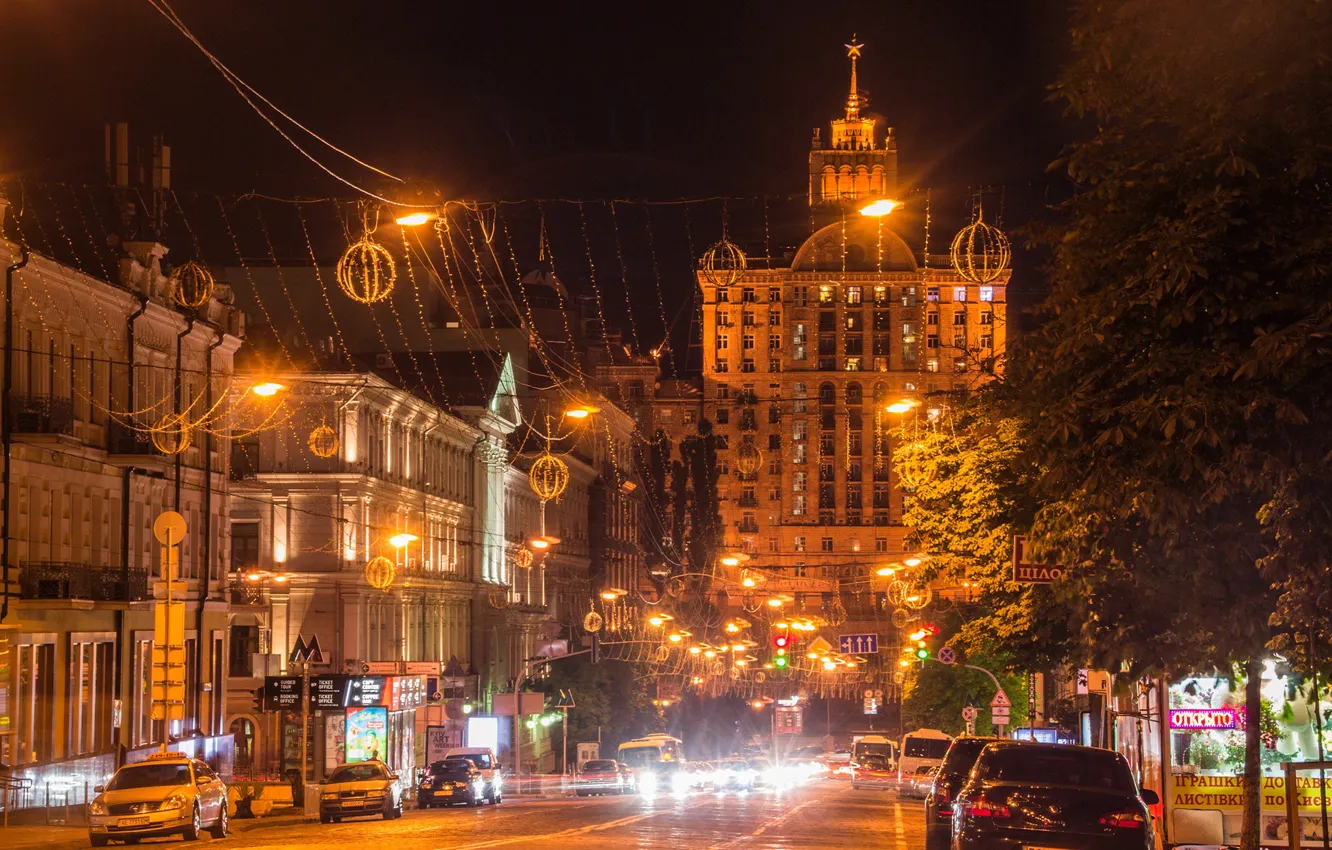 Фото обои дорога, деревья, машины, ночь, огни, дома, фонари, Украина