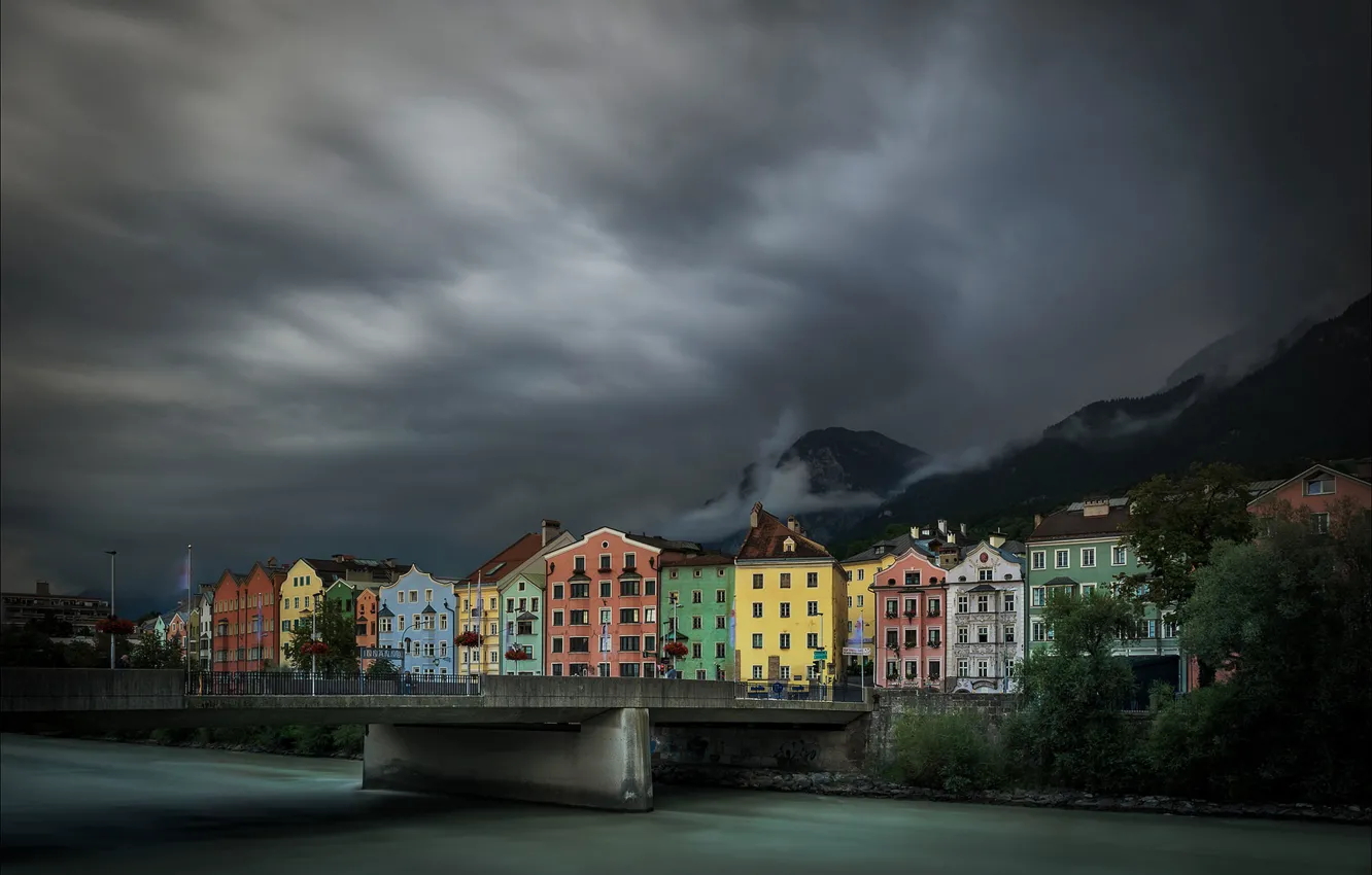 Фото обои тучи, мост, река, дома, Австрия, Инсбрук
