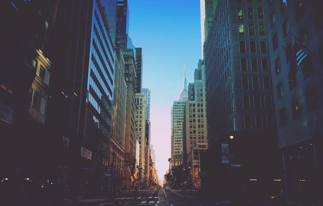 Фото обои небо, улица, здания, Нью-Йорк, автомобили, солнечный, светофоры, Соединенные Штаты