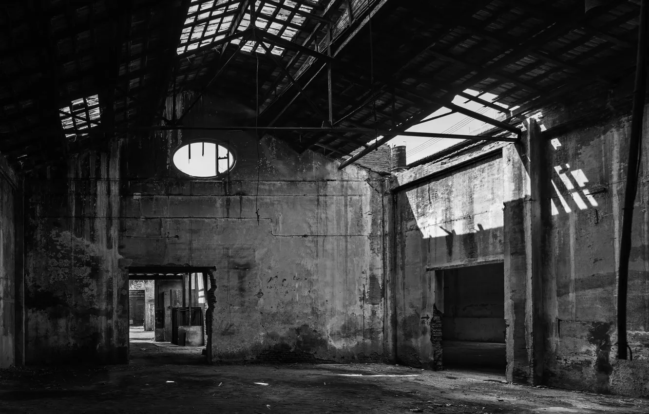 Фото обои интерьер, черно-белое, архитектура, монохром, заброшенная фабрика, Frank Gomez Castrillo
