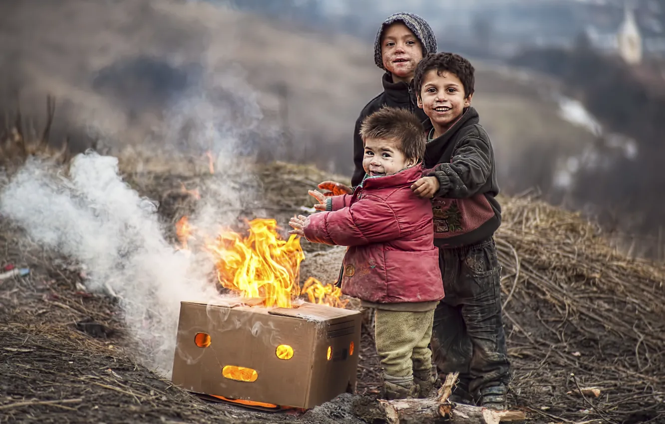 Фото обои счастье, дети, улыбка, тепло, коробка, костер, flame, box