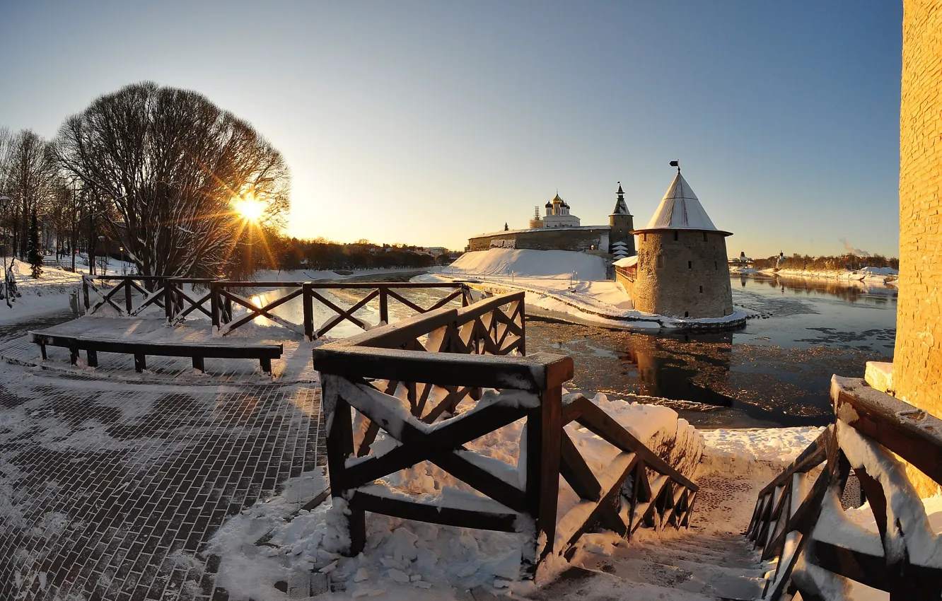 Фото обои зима, солнце, лучи, снег, город, река, башни, храм