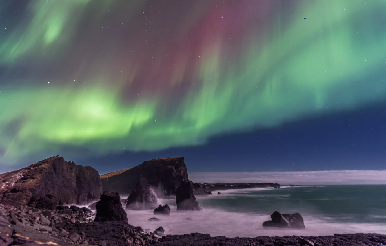 Фото обои небо, звезды, скалы, северное сияние, Исландия