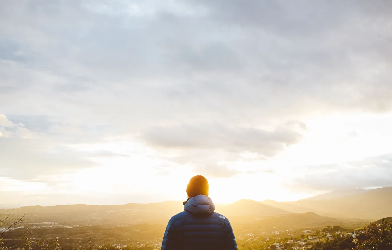 Фото обои небо, облака, шапка, парень