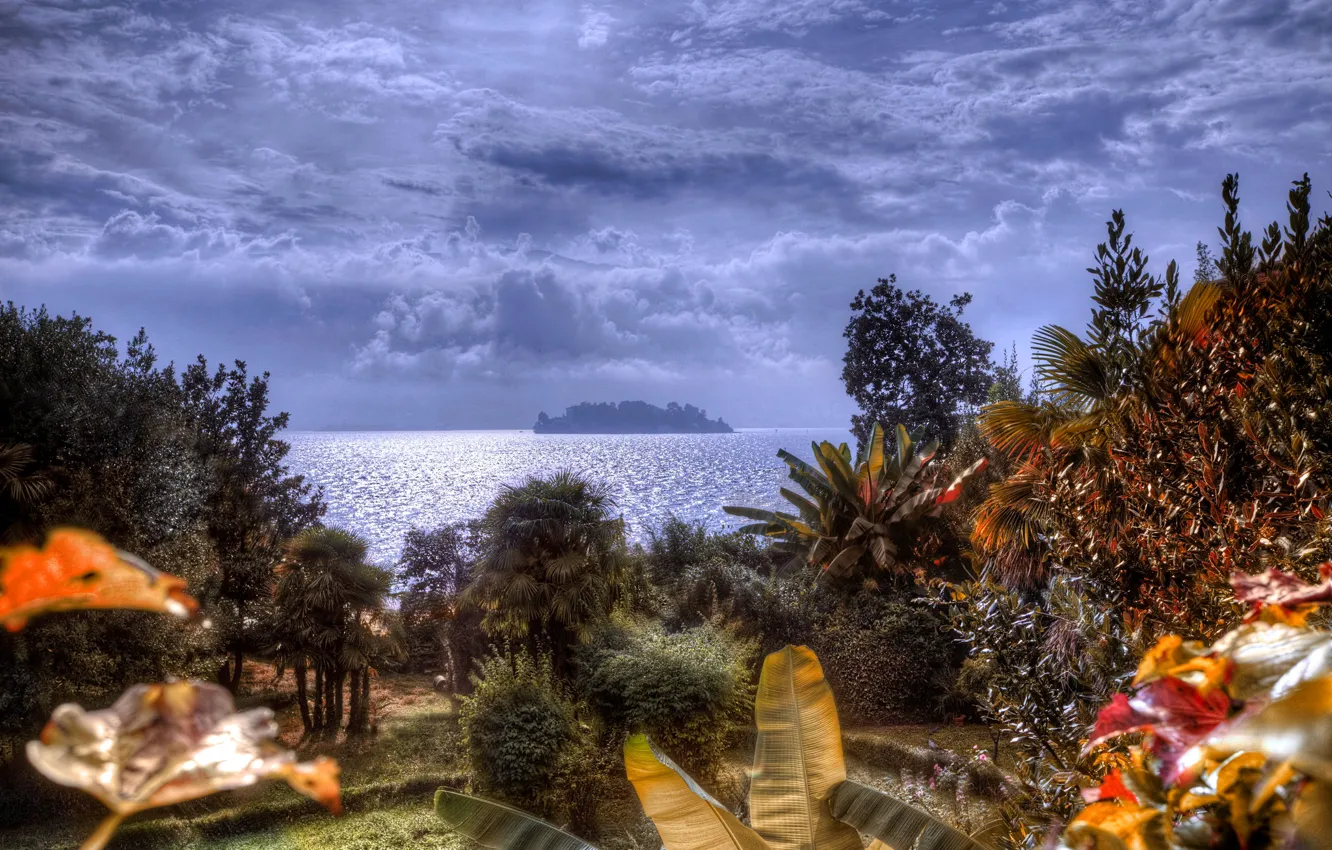 Фото обои небо, облака, деревья, скала, озеро, остров, hdr, Италия