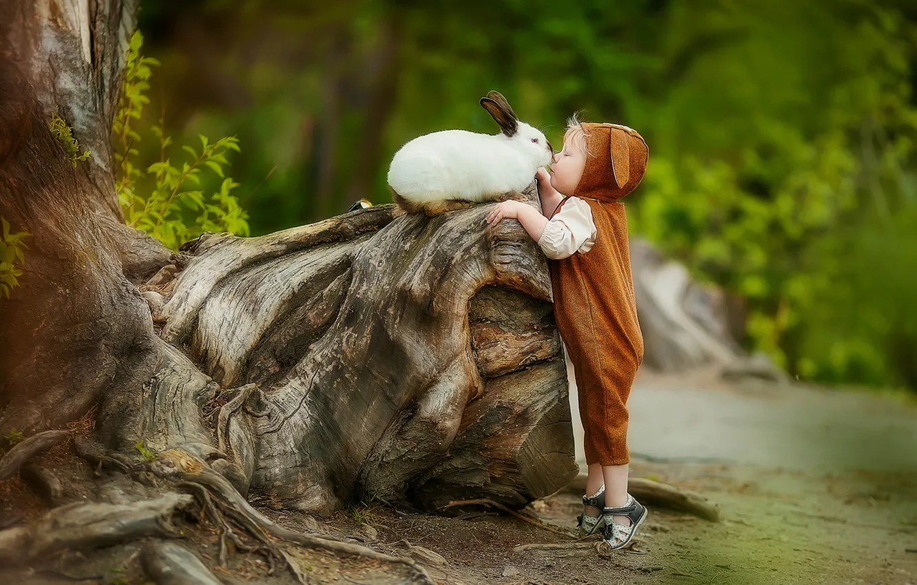 Фото обои поцелуй, мальчик, кролик, малыш, дружба, коряга, друзья, комбинезон