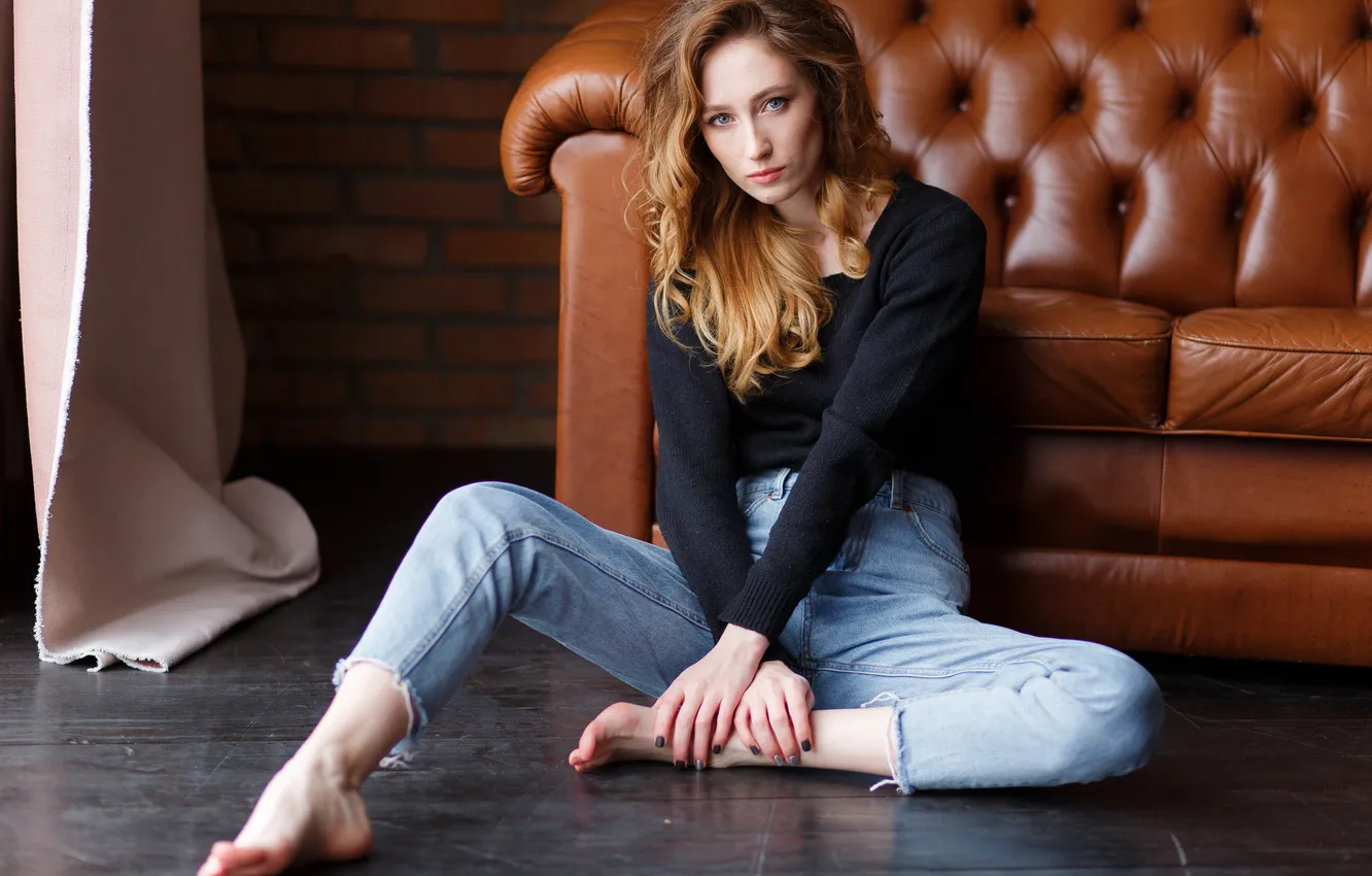 Фото обои woman, jeans, elegant, portrait, sweater
