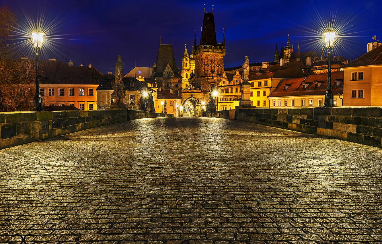 Фото обои свет, ночь, город, брусчатка, Прага, Чехия, освещение, фонари