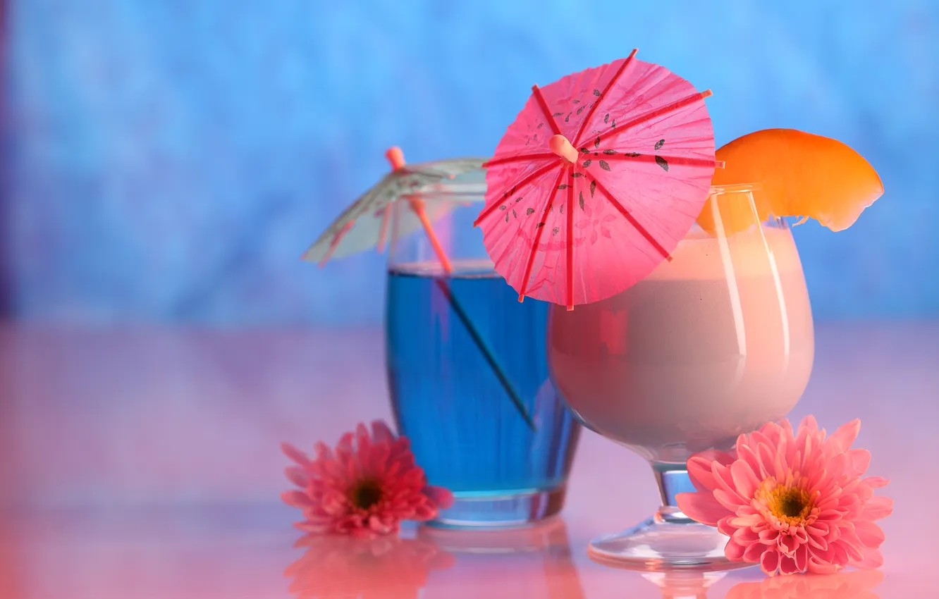 Фото обои цветы, стакан, бокал, зонтики, коктейль, напиток, боке, георгины