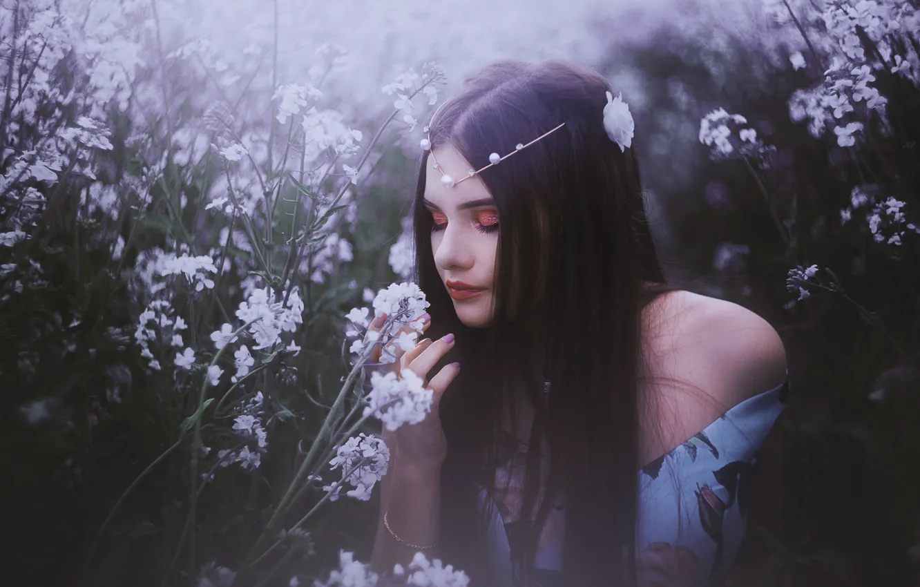 Фото обои поле, девушка, цветы, портрет, сад, брюнетка, длинные волосы, закрытые глаза