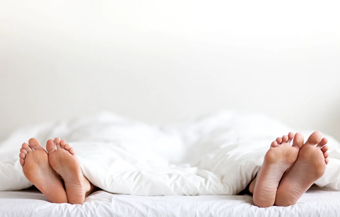 Фото обои white, couple, fingers, sheets, feet, marriage