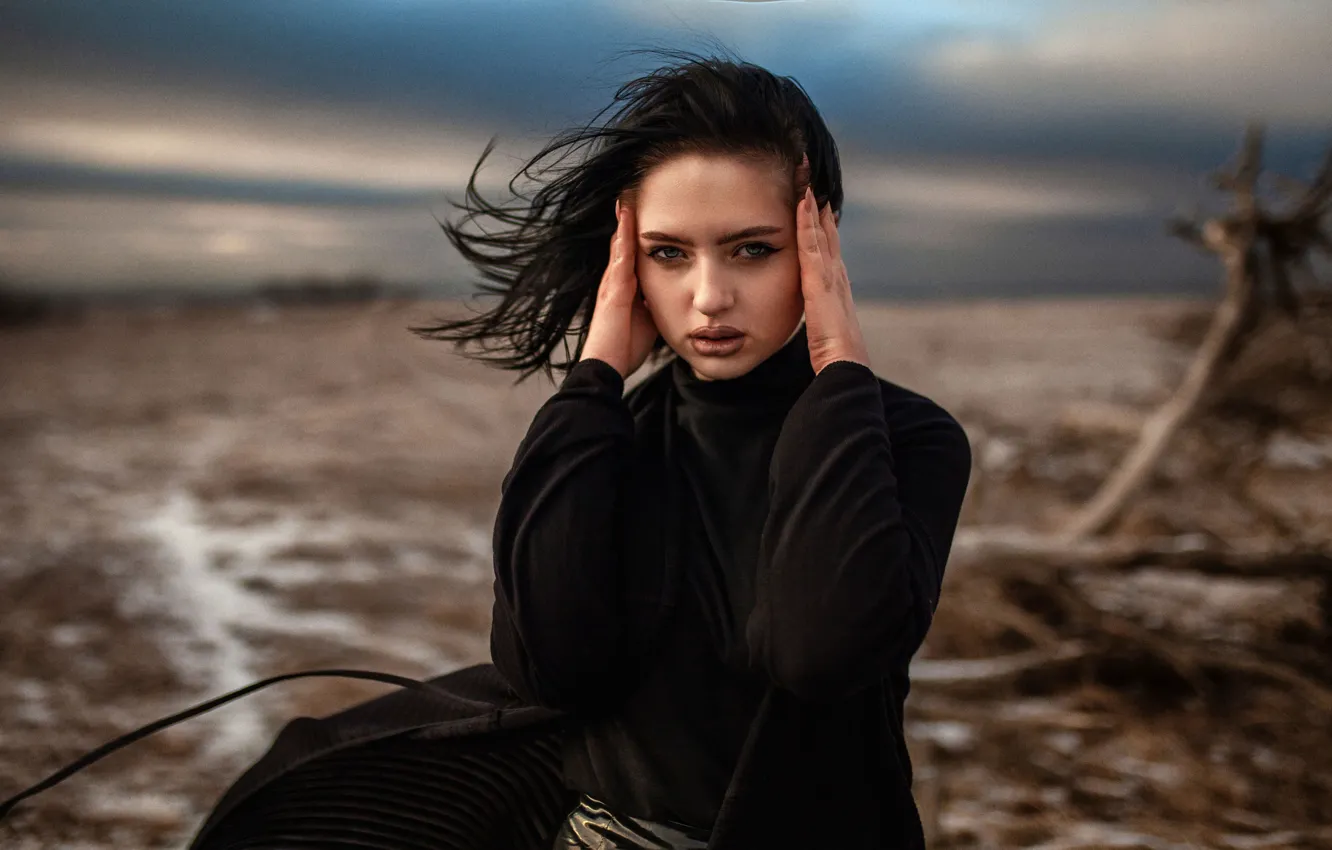 Фото обои взгляд, девушка, лицо, ветер, руки, макияж, брюнетка, Алексей Юрьев