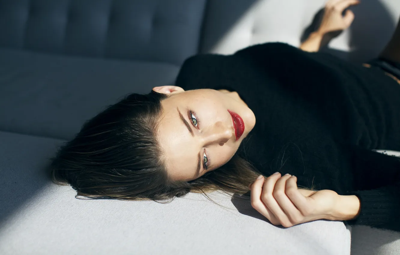 Фото обои девушка, поза, брюнетка, лежит