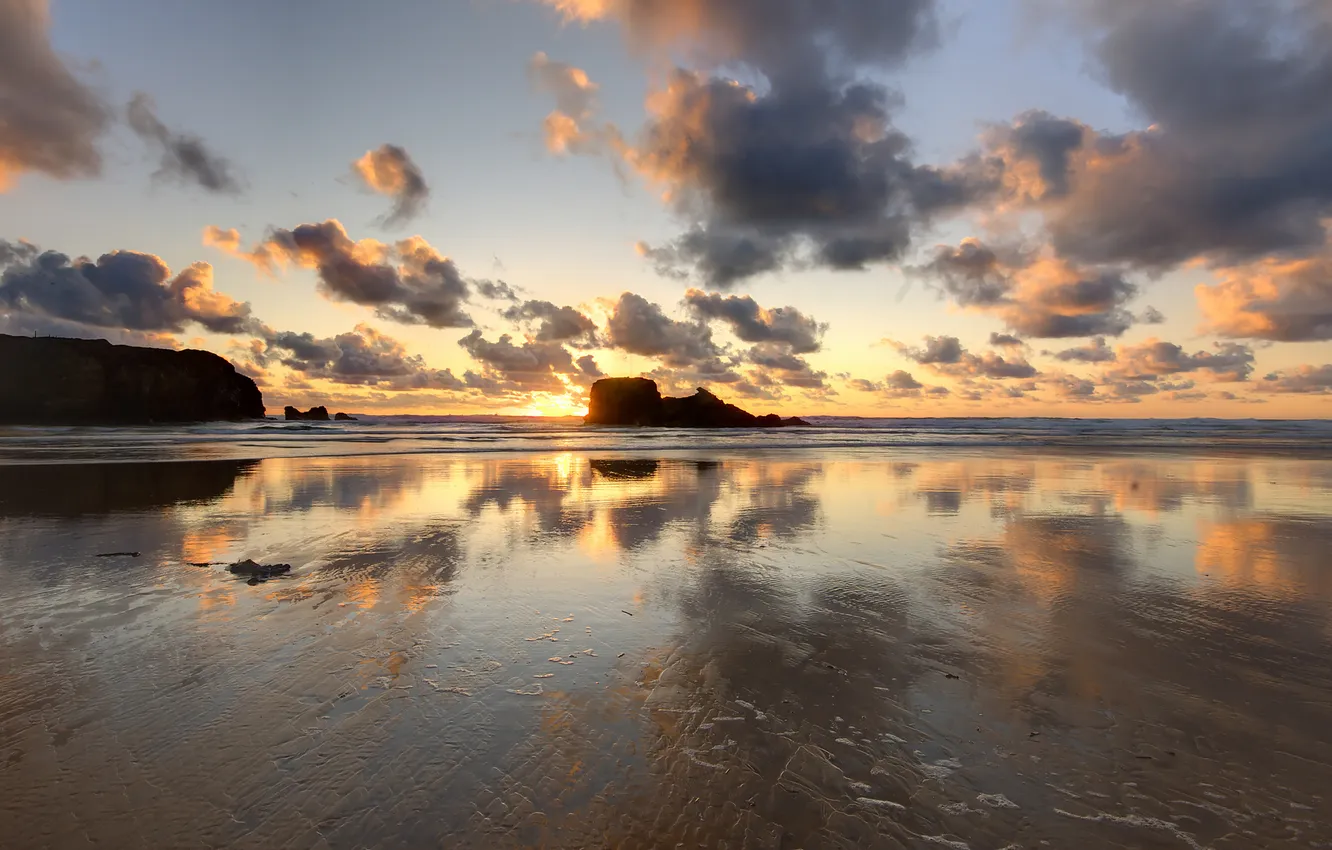 Фото обои песок, пляж, небо, тучи, скалы, рассвет