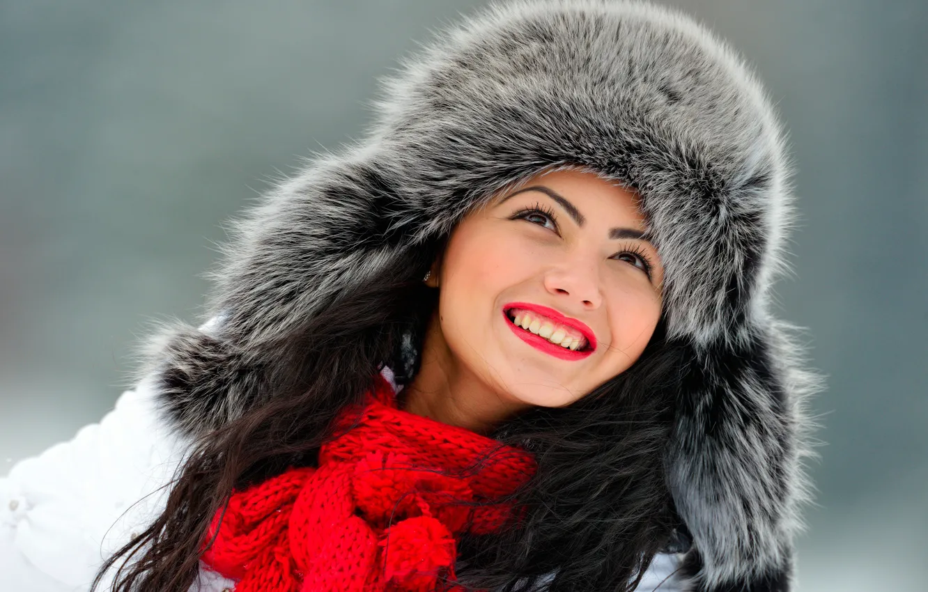 Фото обои зима, лицо, улыбка, фон, шапка, портрет, макияж, шарф