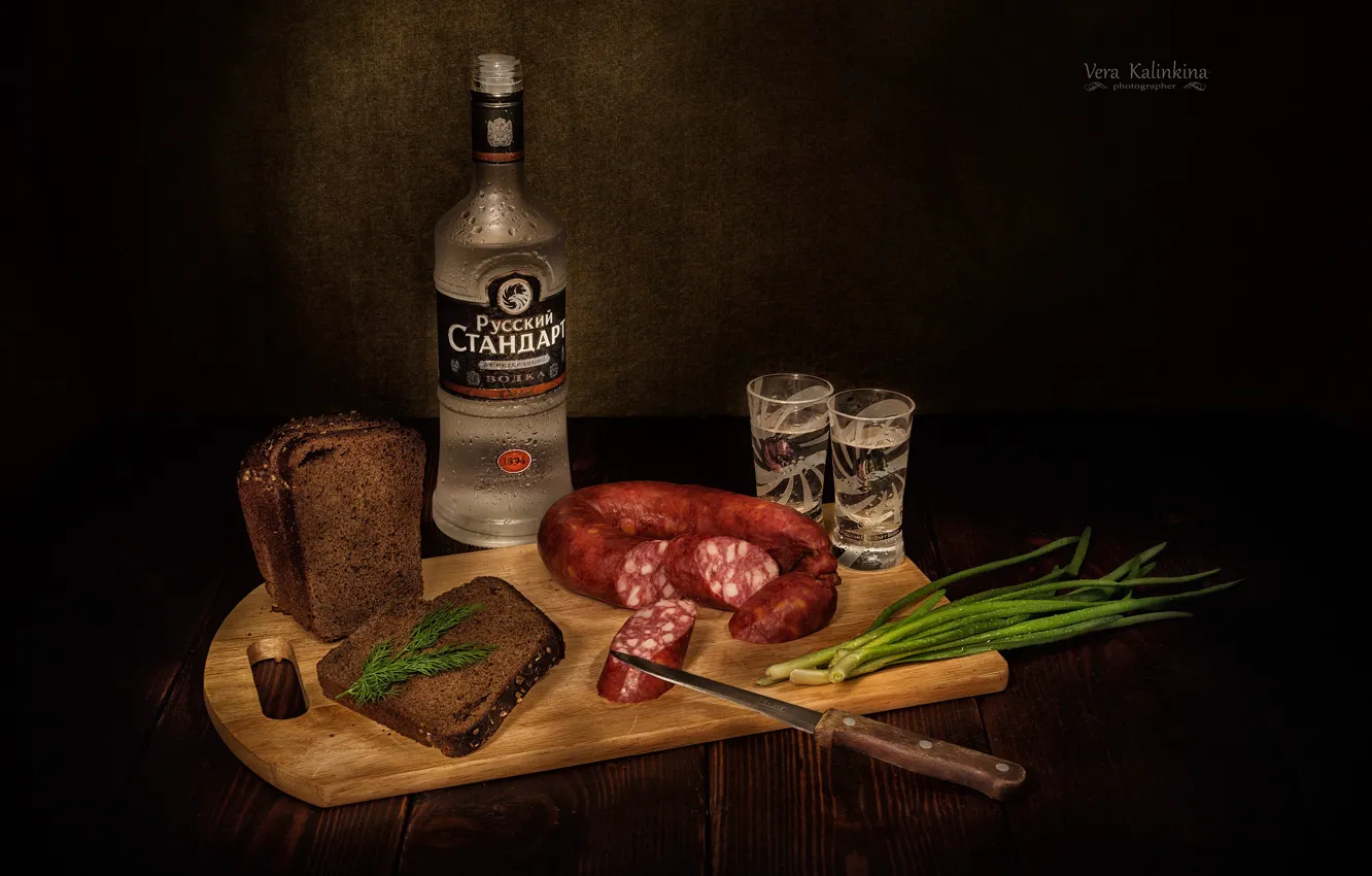 Фото обои хлеб, нож, водка, колбаса