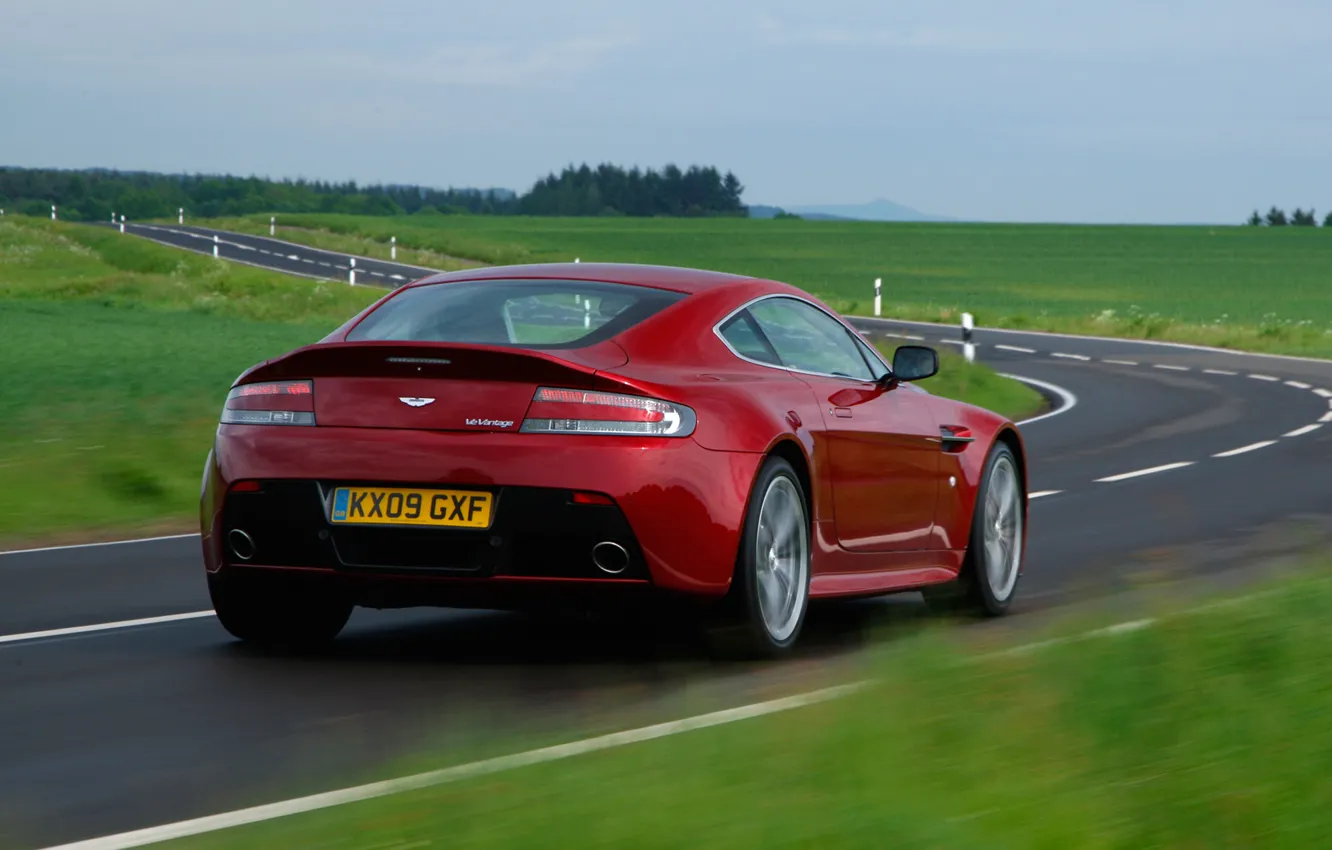 Фото обои дорога, авто, обои, Aston Martin, Vantage, V12, задок