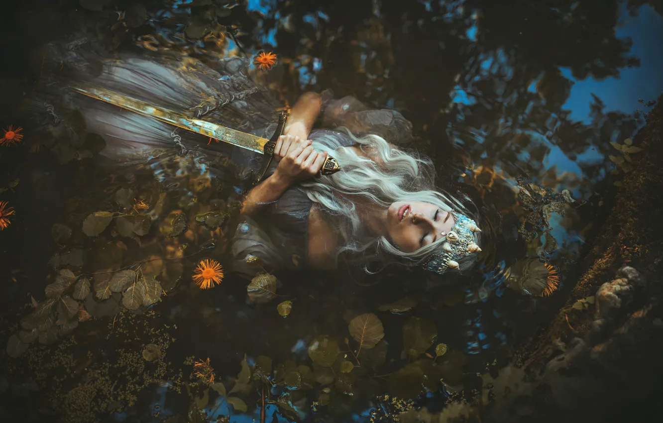 Фото обои листья, вода, девушка, цветы, лицо, поза, озеро, пруд