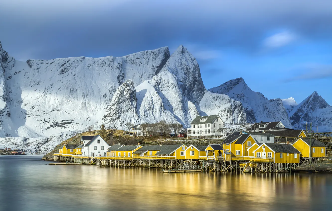 Фото обои снег, горы, скалы, дома, бухта, желтые, Норвегия, залив