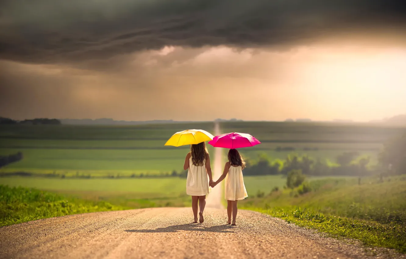 Фото обои дорога, тучи, дети, девочки, простор, зонты, боке