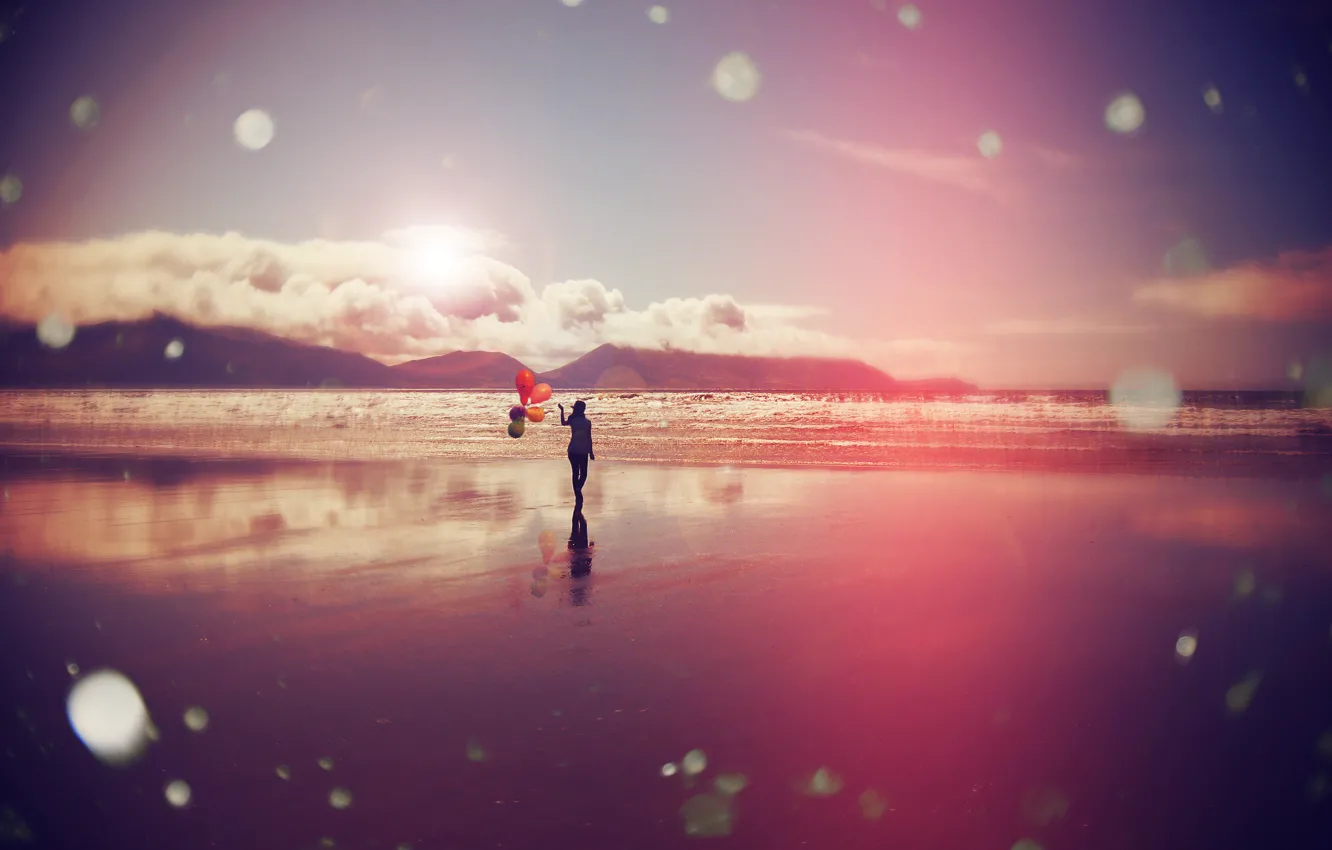 Фото обои море, девушка, облака, воздушные шары, берег, прибой