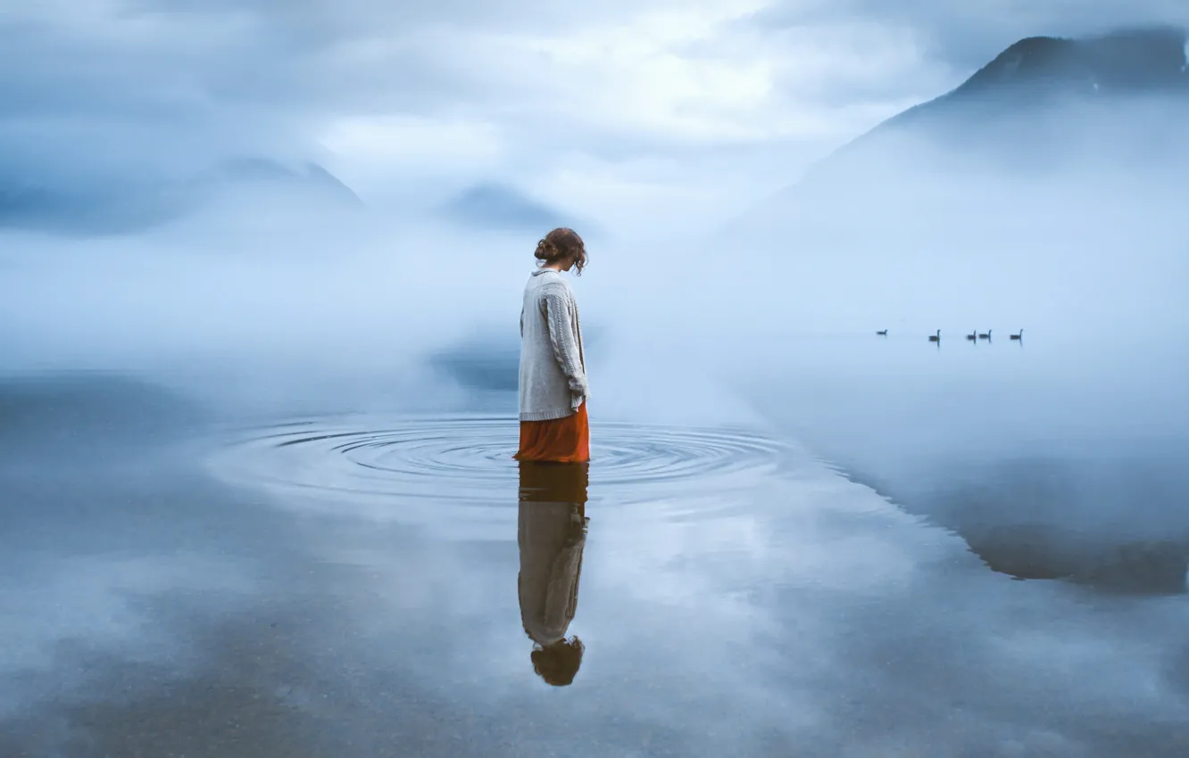 Фото обои вода, девушка, горы, птицы, туман, одиночество, настроение, утки