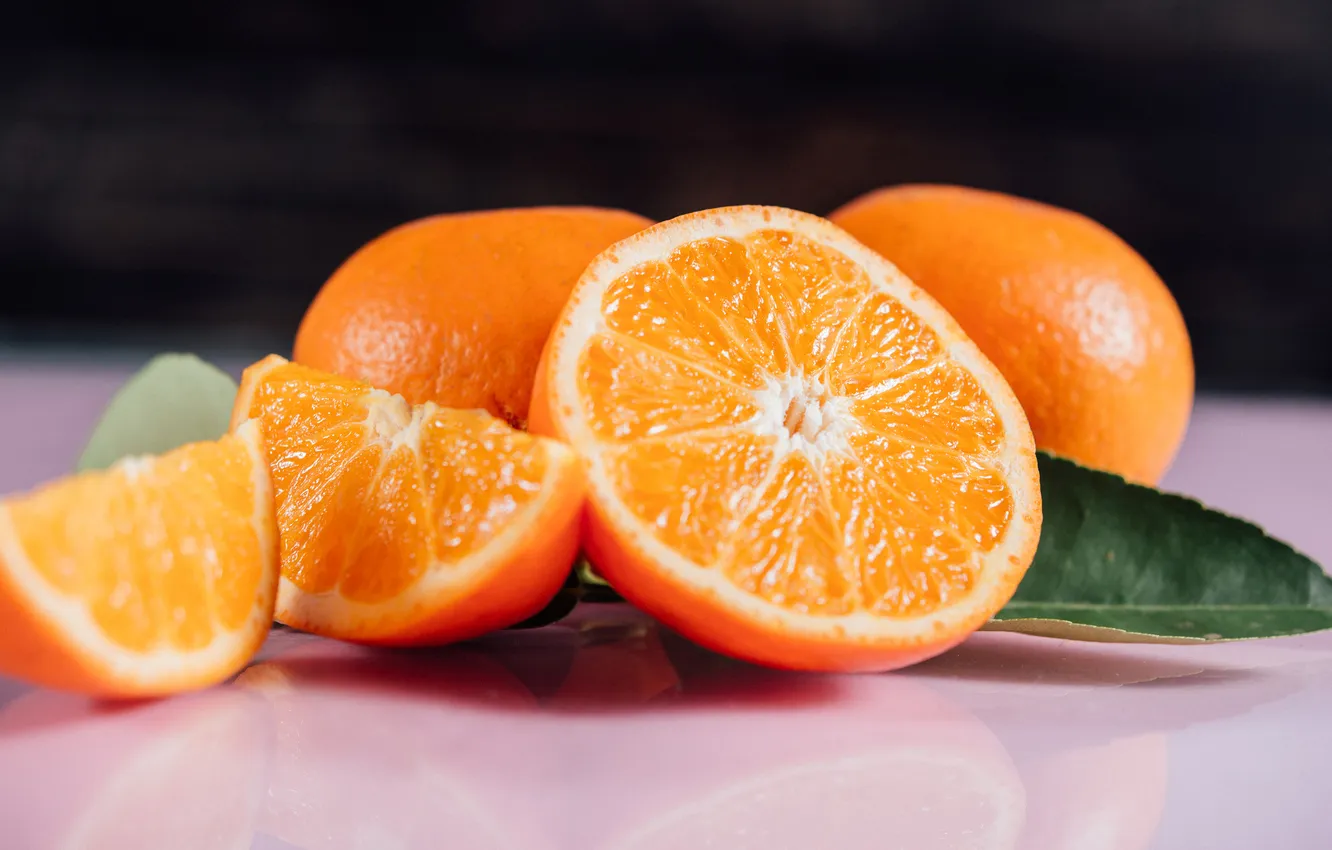 Фото обои листья, макро, стол, апельсин, фрукты, черный фон, дольки, боке