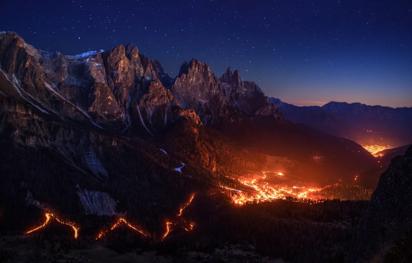 Фото обои небо, звезды, свет, горы, ночь, огонь, долина, Альпы