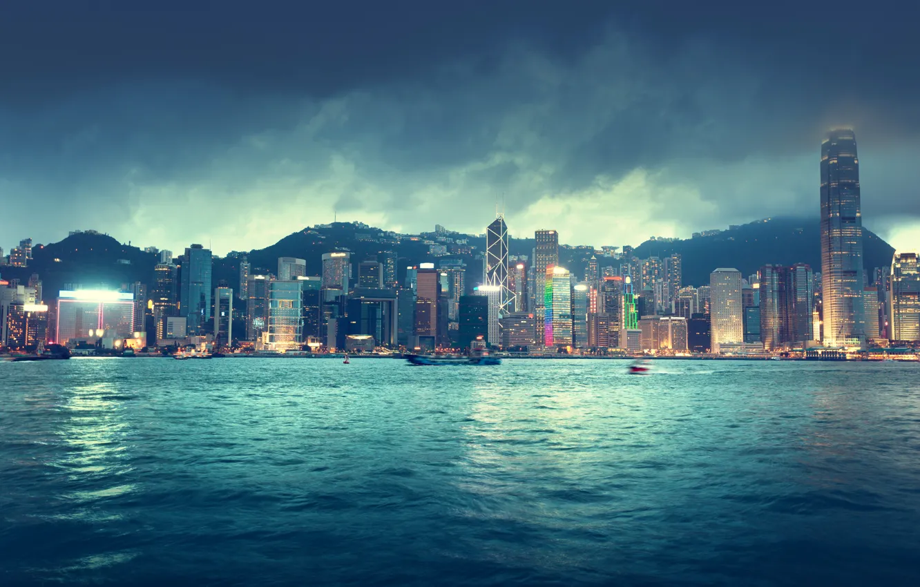 Фото обои море, небо, облака, пейзаж, ночь, city, город, lights, огни, река, здания, корабли, Гонконг, горизонт, Китай, …