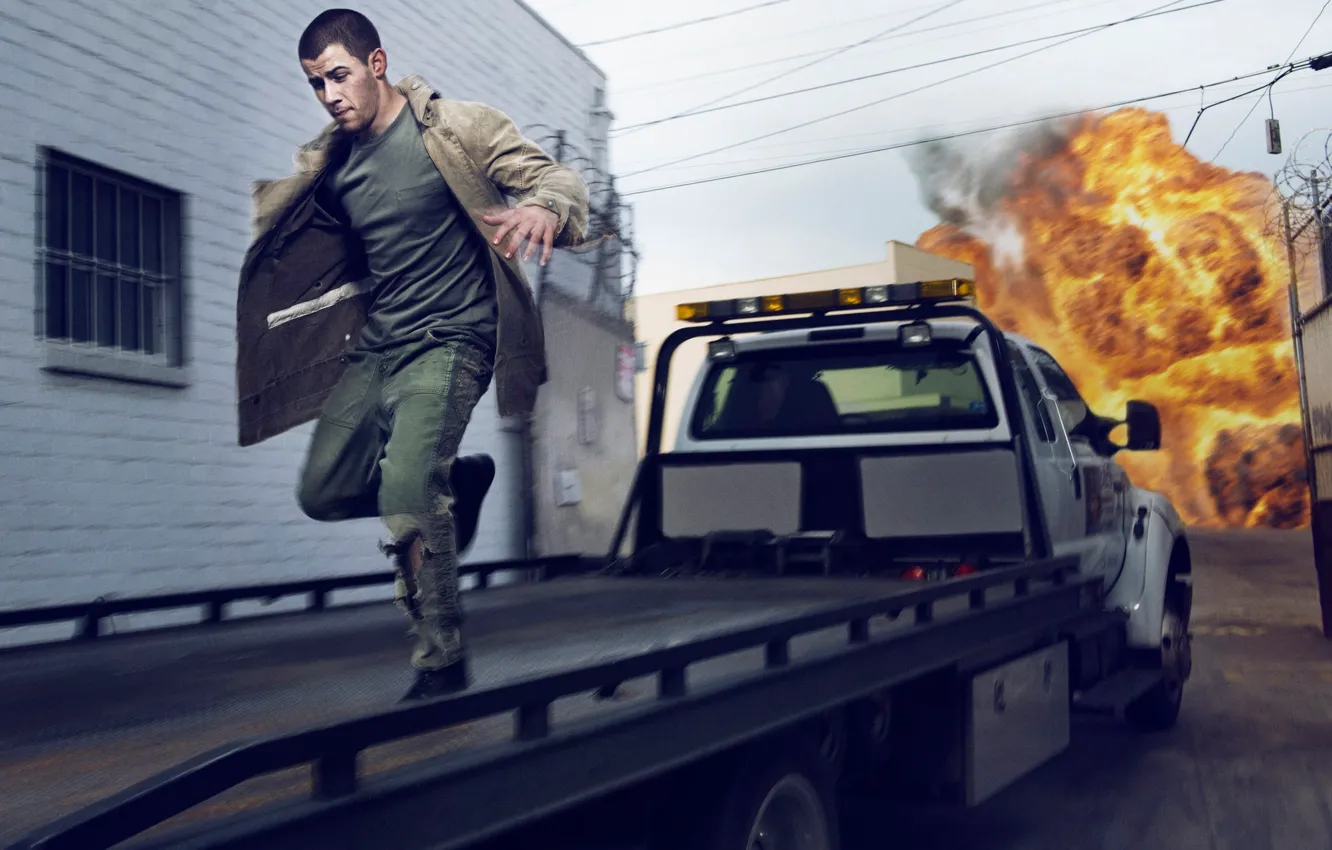 Фото обои машина, взрыв, пожар, огонь, улица, дома, Complex, Nick Jonas