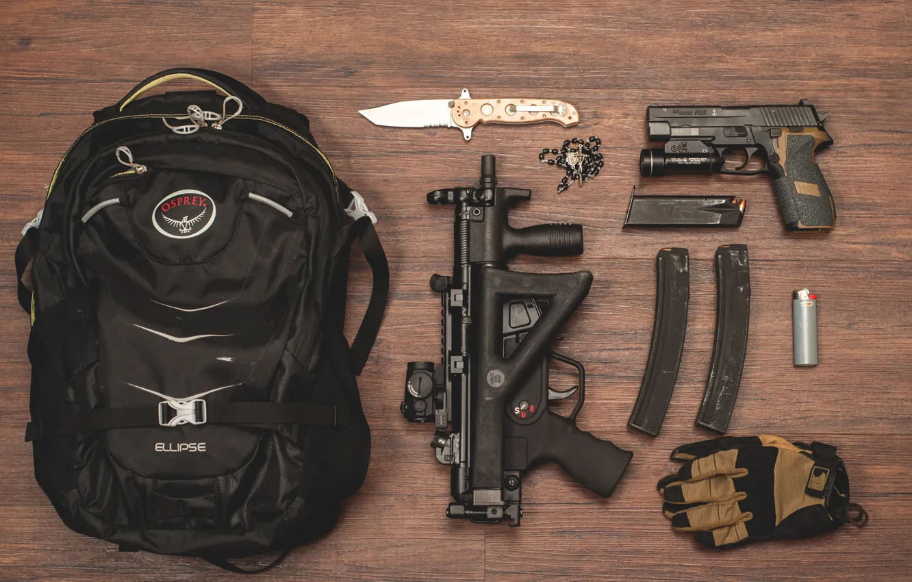 Фото обои пистолет, зажигалка, нож, автомат, крестик, ранец, обоймы