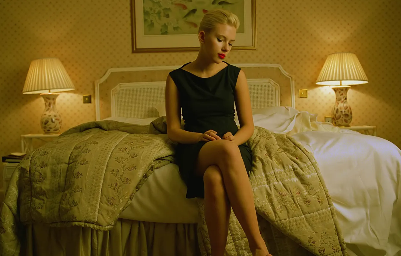 Фото обои лампа, кровать, интерьер, актриса, блондинка, scarlett johansson