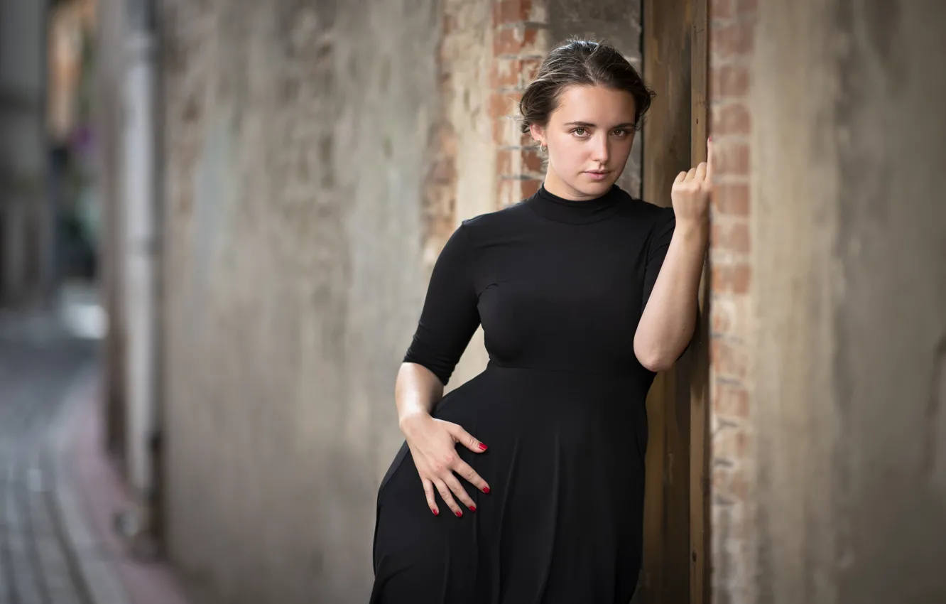 Фото обои взгляд, девушка, поза, улица, Julie