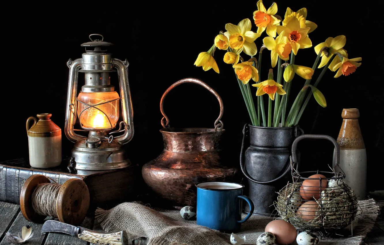 Фото обои цветы, яйца, фонарь, посуда, натюрморт, нарциссы, медь
